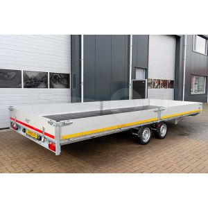 Achteraanzicht Eduard multitransporter 606x220cm 3500kg laadvloerhoogte 63cm met 30cm aluminium borden, lier en oprijplaten.