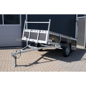 VDM aanhangwagen kantelbaar, Lxb 258x130cm. Bruto 750kg bruto (570kg netto). Laadvloerhoogte circa 54cm. Bruin betonplex bordenl, railing en voorrek. Banden 13". Enkelas ongeremd