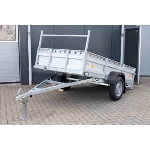 VDM aanhangwagen kantelbaar, Lxb 258x130cm. Bruto 750kg bruto (570kg netto). Laadvloerhoogte circa 54cm. Aluminium borden met railing en voorrek. Banden 13". Enkelas ongeremd