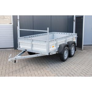 VDM aanhangwagen, Lxb 258x130cm. Bruto 750kg bruto (550kg netto). Laadvloerhoogte circa 54cm. Aluminium borden met railing en voorrek. Banden 13". Tandemas ongeremd