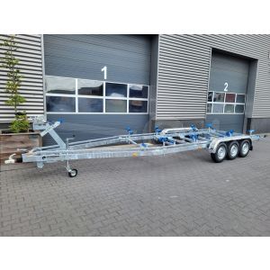 Vlemmix boottrailer S, 840x255cm (lxb), bruto 3500kg (netto 2780kg), tridem (3 assen van 1500kg) geremd.