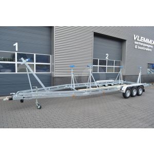 Vlemmix zeilboottrailer R, 840x255cm (lxb), bruto 3500kg (netto 2840kg), tridem (3 assen van 1350kg) geremd.